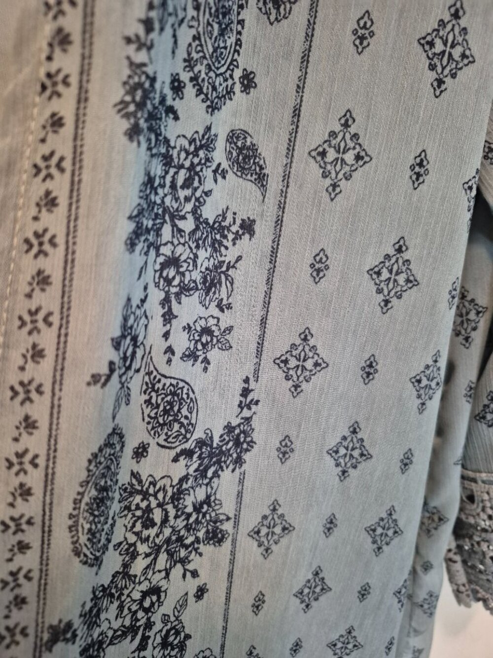 Altar'd States Kimono; Size Large; Excellent Preowned Condition; Lace Trim - Picture 4 of 5